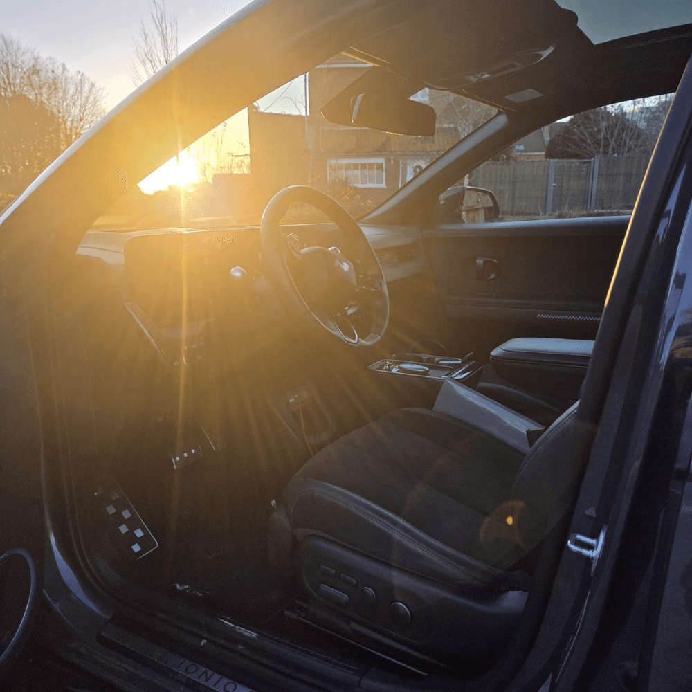 Intérieur du véhicule au coucher du soleil